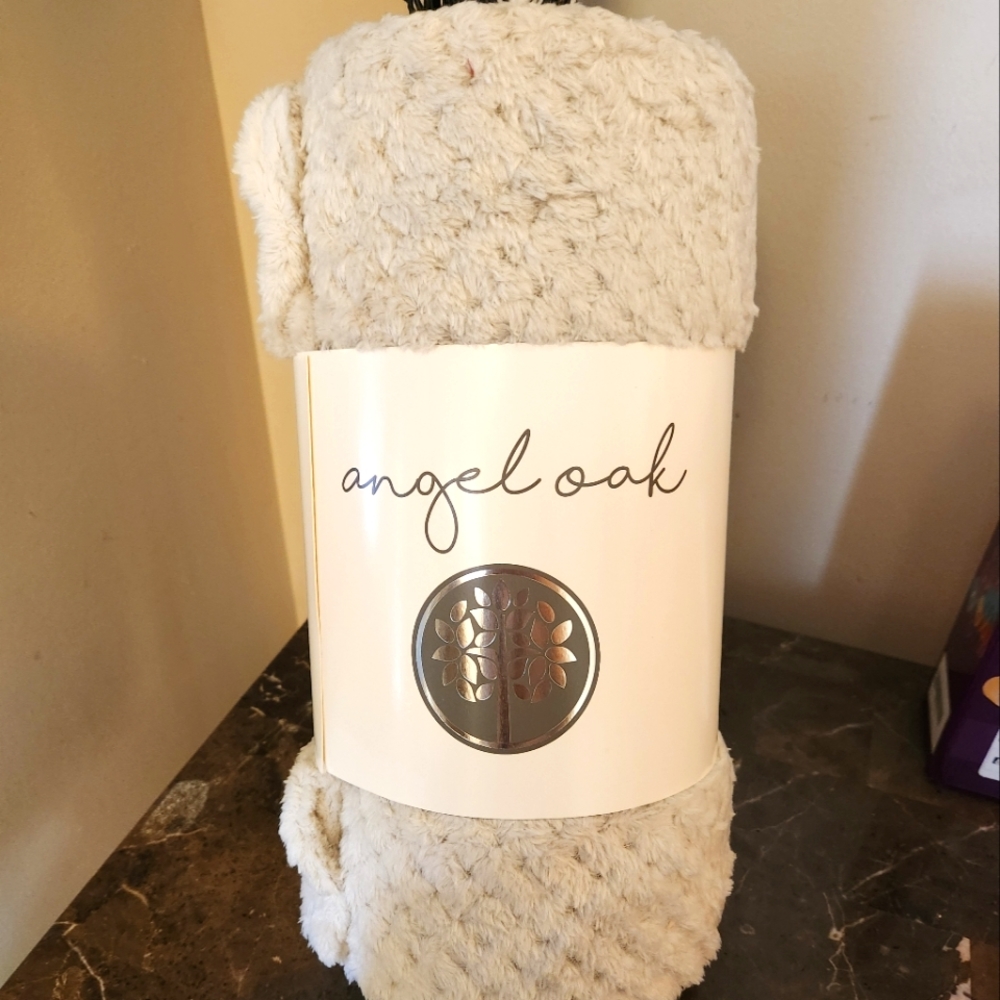 Angeloak fleece throw blanket NWT cream color